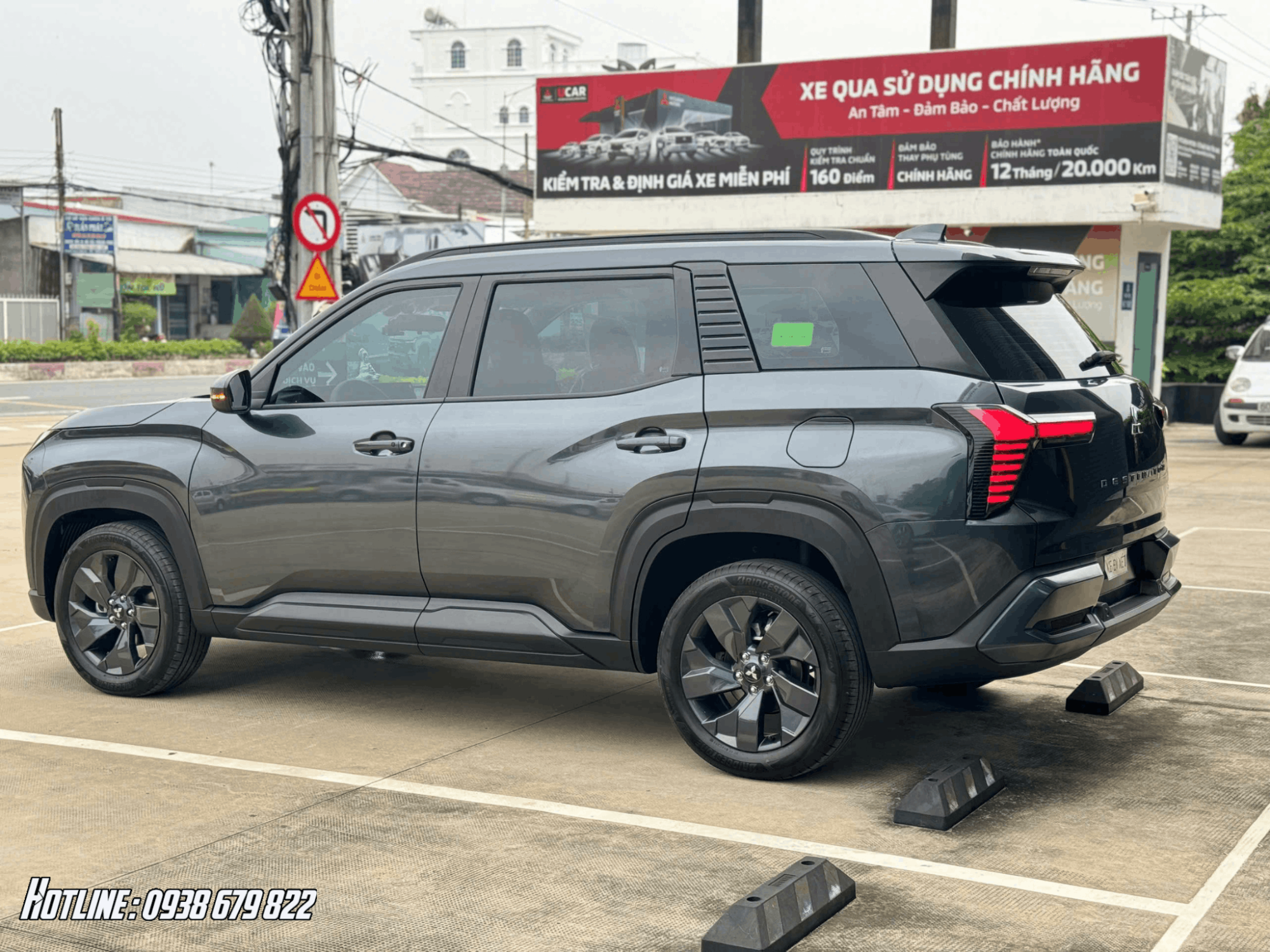 Cạnh đuôi xe Mitsubishi Destinator Premium 2026 Màu Xám